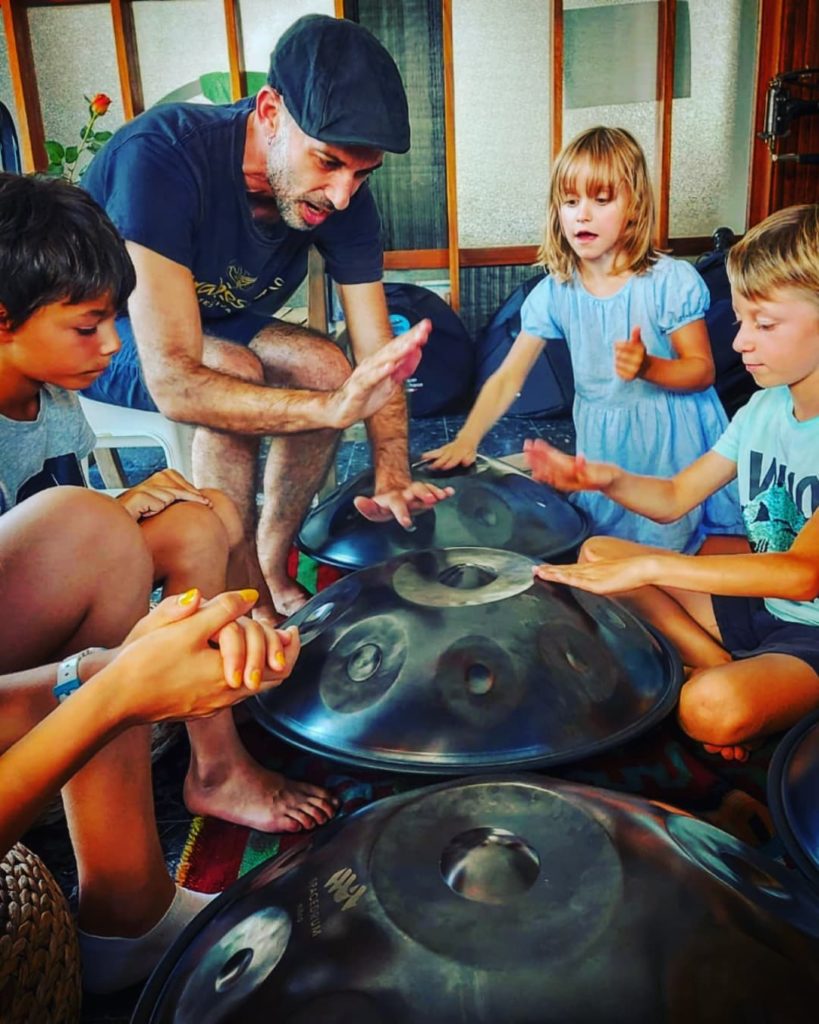 Theo Poizat Hayat - Musicien Enseignant - Cours Stage Atelier - Handpan, Percussions, Guimbarde, Looper, Hang