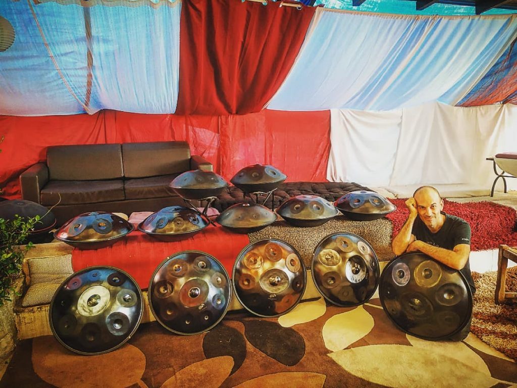 Theo Poizat Hayat - Musicien Enseignant - Cours Stage Atelier - Handpan, Percussions, Guimbarde, Looper, Hang