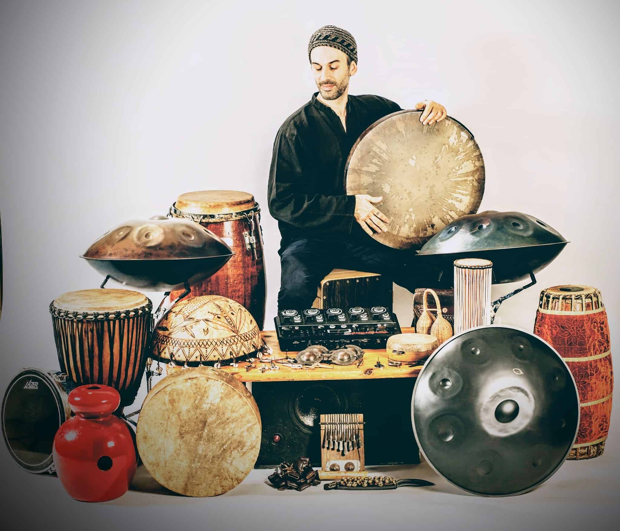 Théo Poizat Hayat entouré de ses handpans et de ses percussions