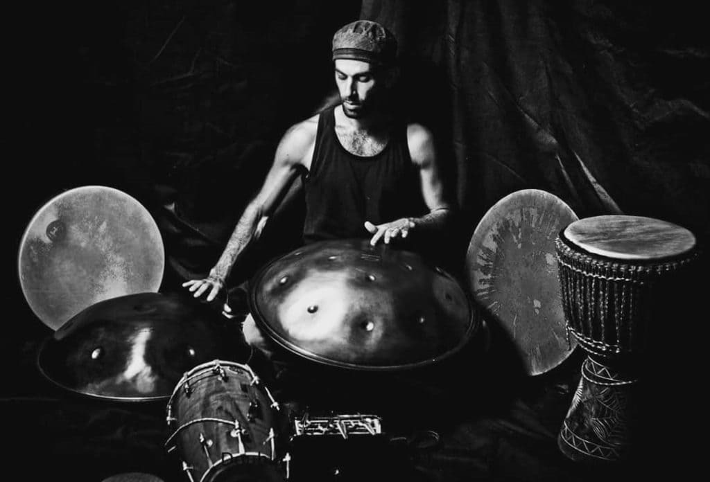 Théo Poizat Hayat en studio noir et blanc avec ses Handpans, djembé et percussions