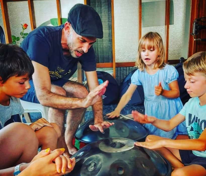 Théo Poizat – Cours de percussions du monde, Handpan et guimbarde Théo Poizat Hayat avec ses Handpans, djembé et percussions du monde