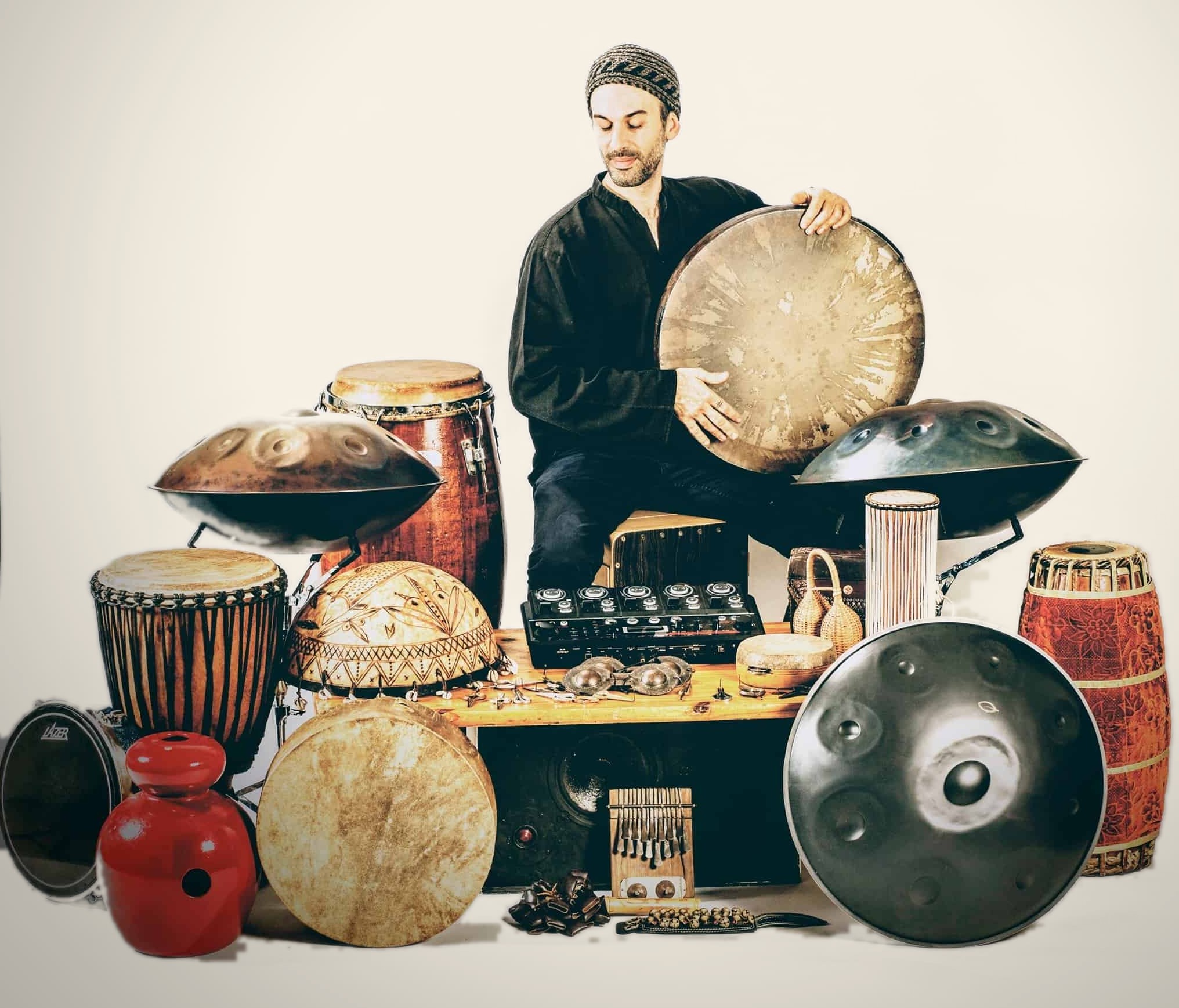 Théo Poizat Hayat entouré de ses handpans et de ses percussions